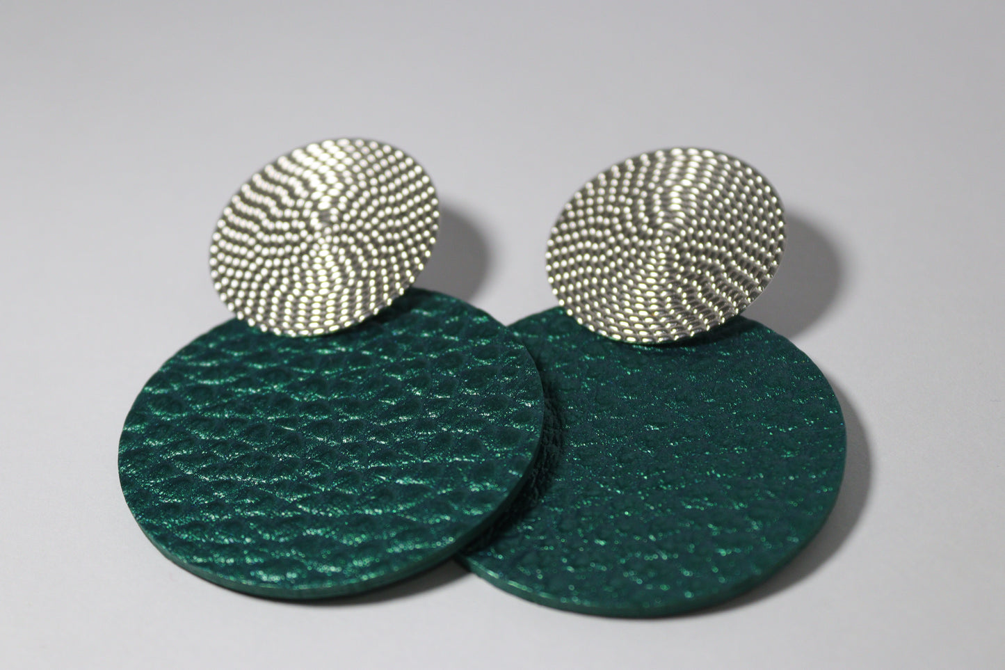 Combo Llévate 3 aretes por un solo precio. ¡Combina, luce y ahorra!